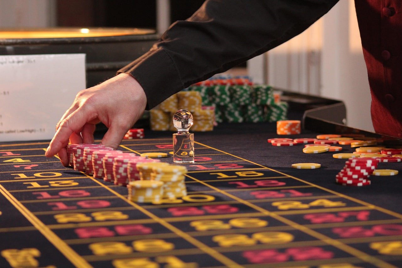 5 bmw apk platform showing slots and live casino game lobby